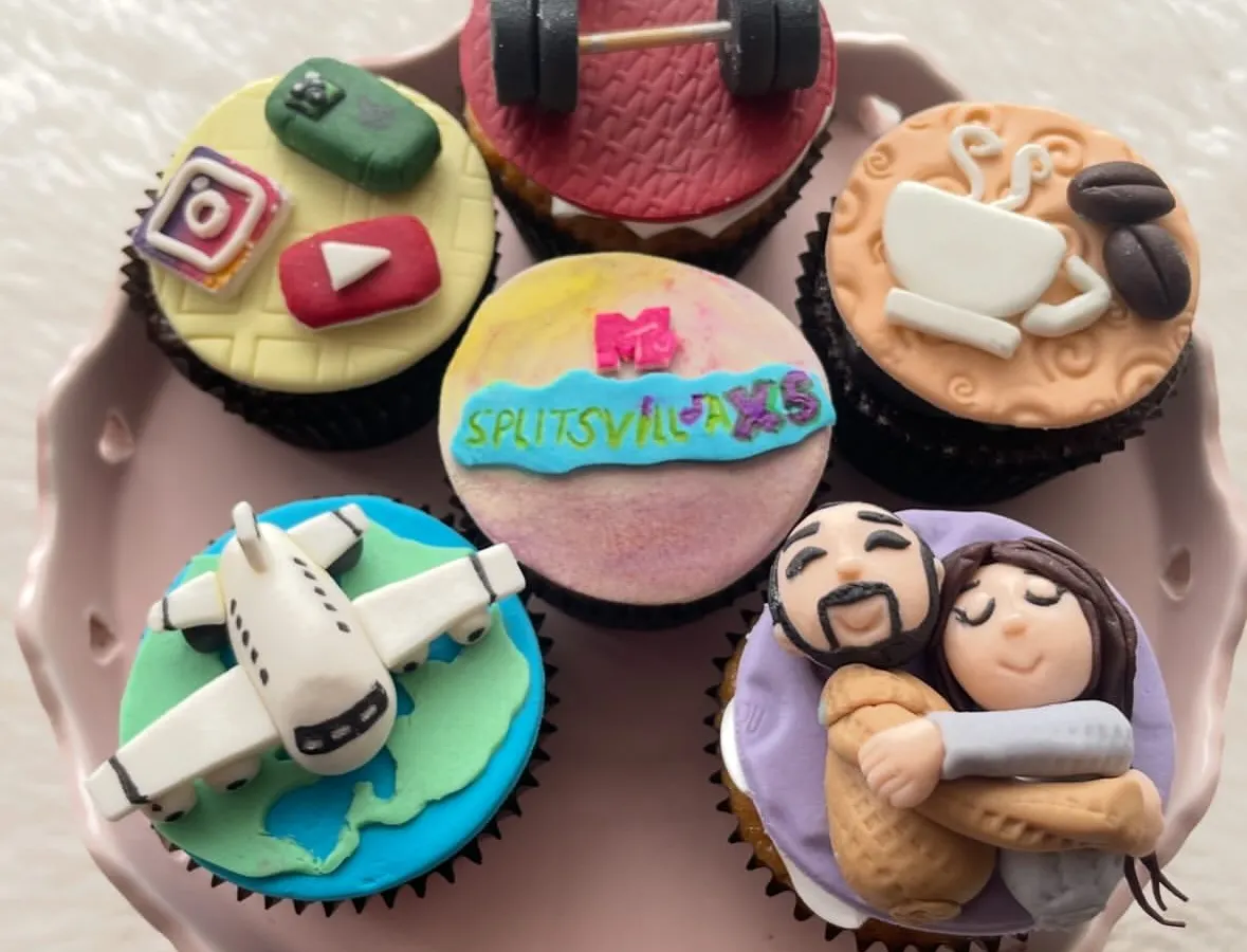 I really enjoy making cupcakes that tell a personal story. This set was for a couple, celebrating their relationship with fondant toppers that represent their shared hobbies and memories, like travel, fitness, and their love for coffee.