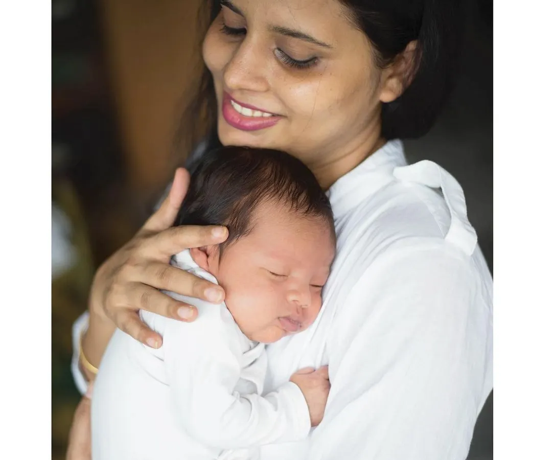 There is nothing more pure than a mother's love for her newborn. For my in-home lifestyle sessions, I focus on capturing the simple, tender moments like this one. The session is always relaxed and centered around the baby's comfort, preserving the memory of those peaceful first weeks at home.