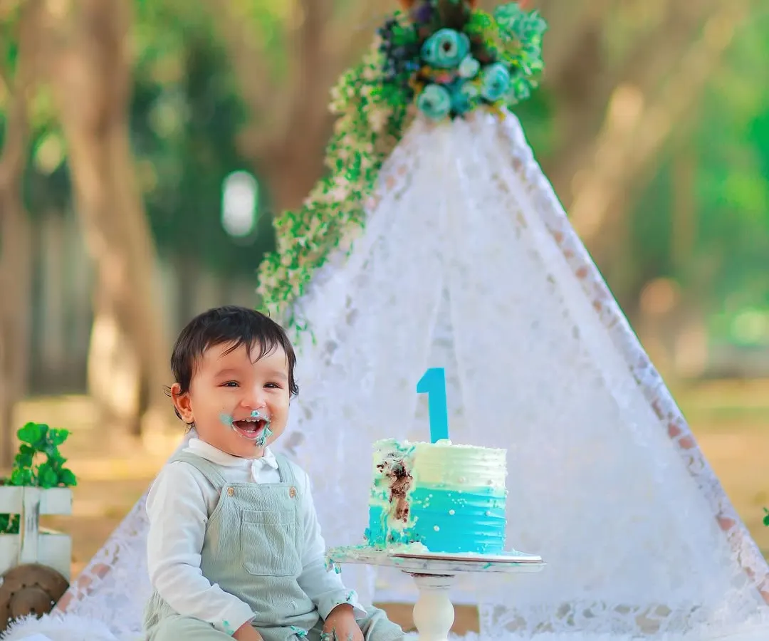 A first birthday is a huge milestone, and we love celebrating it with a fun cake smash! This outdoor setup with a lace teepee creates a whimsical backdrop for a truly memorable moment.