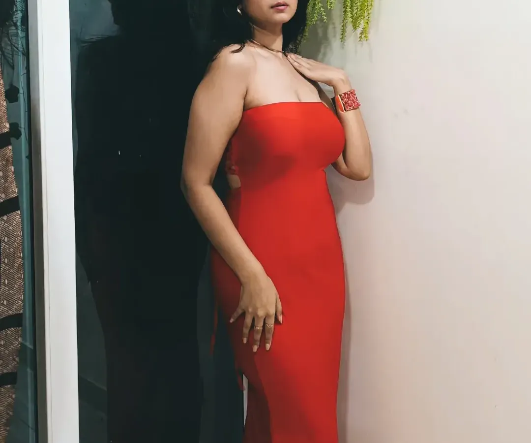 Nothing says "main character energy" like a classic red dress. I help clients find that perfect silhouette, like this strapless bodycon gown, that makes them feel incredible for a special date night, anniversary, or formal event.