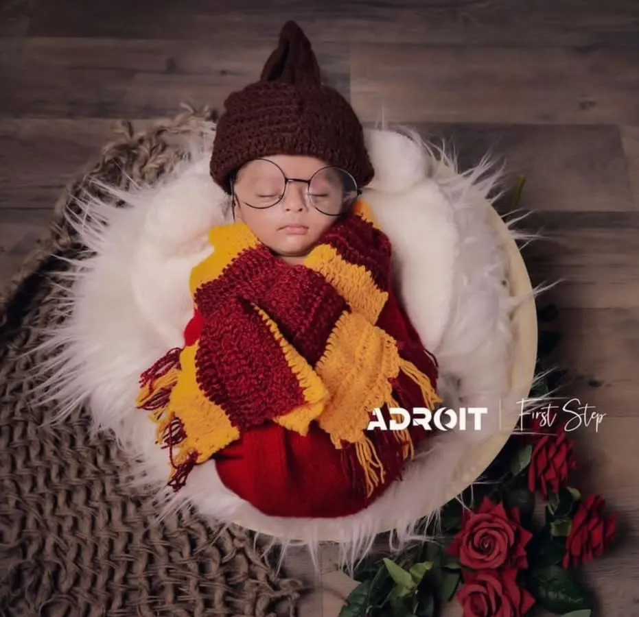 For the little wizard in your life. This Harry Potter inspired scarf and hat set is one of my most requested items for magical newborn photoshoots. I carefully craft the iconic house colors to bring a touch of Hogwarts to your baby's first portraits.