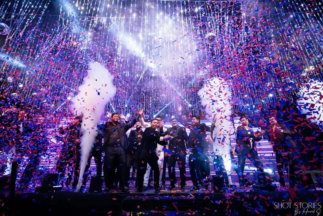Let the celebrations explode! A high-energy Sangeet night where the couple and their loved ones are the stars of a spectacular show, complete with confetti, lights, and non-stop dancing. 💃
