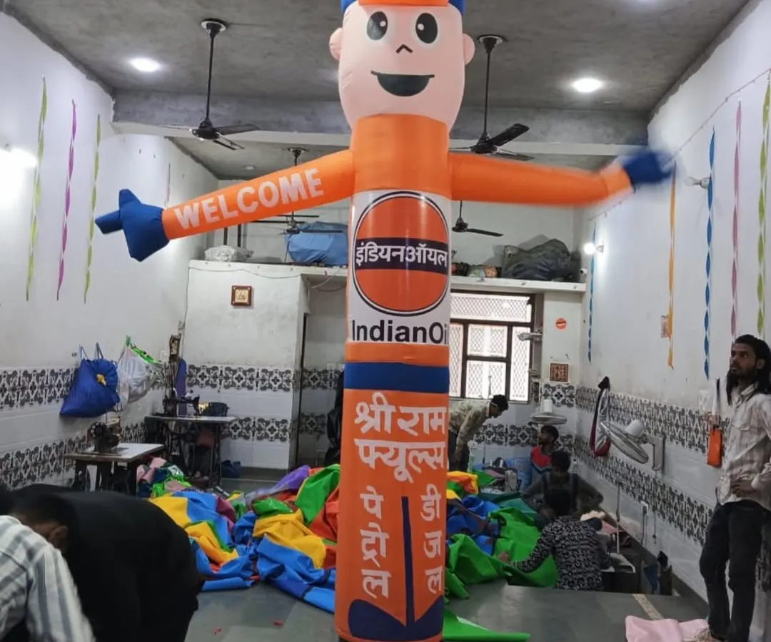 I create custom air dancers for all kinds of businesses. This one, for an Indian Oil petrol pump, is designed to catch the eye of drivers and welcome customers with its bright colors and familiar branding.