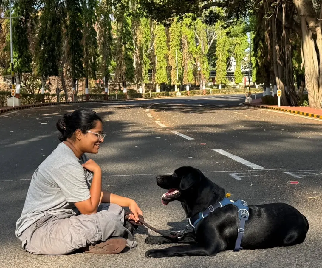 Here I am, sitting on a quiet road, sharing a calm and connected moment with a beautiful black Labrador. This is what my work is all about: building trust and understanding at your dog's pace, creating a bond that makes training feel natural.