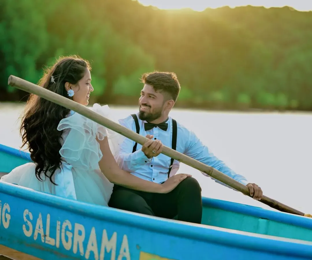 I create timeless, romantic pre-wedding stories. This sunset boat shoot is a perfect example of how I combine beautiful locations, the right outfits, and professional photography to capture your love story.