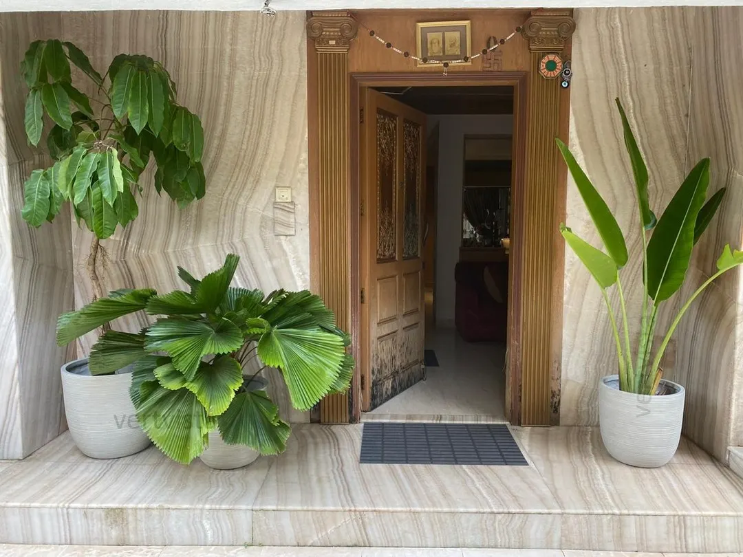 We helped create a welcoming and green entrance for this home using our large, lightweight FRC planters. These durable pots house a variety of foliage, including a Fan Palm and a Bird of Paradise, adding life and elegance to the entryway.