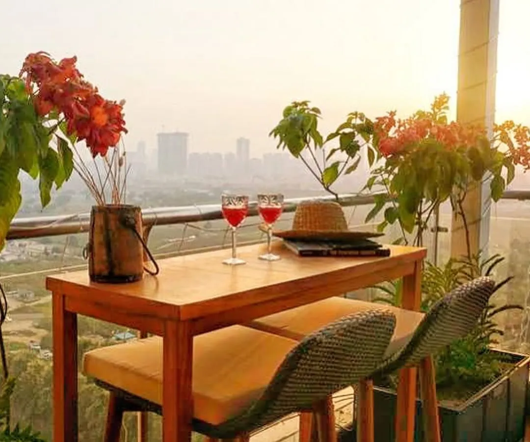 Imagine enjoying a glass of wine while watching the sunset over the city. We designed this custom bar nook to be the perfect spot for evening relaxation, complete with comfortable high-top seating and planters that frame the stunning view.