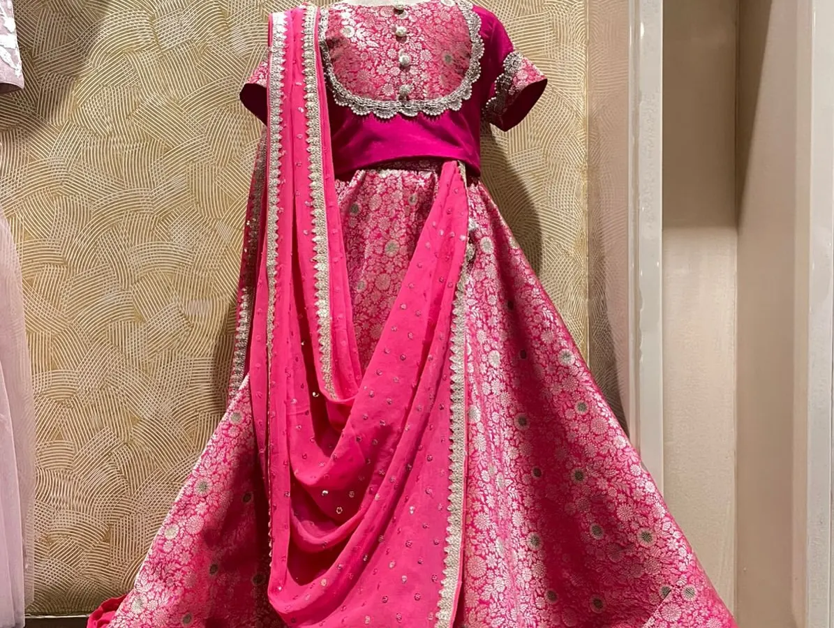Look at this beautiful pink brocade lehenga! A mom brought me the fabric, full of sentimental value, and we designed this custom ethnic outfit for her 6-year-old. It’s all about creating that one-of-a-kind piece for your natkhat cutie. 💖
