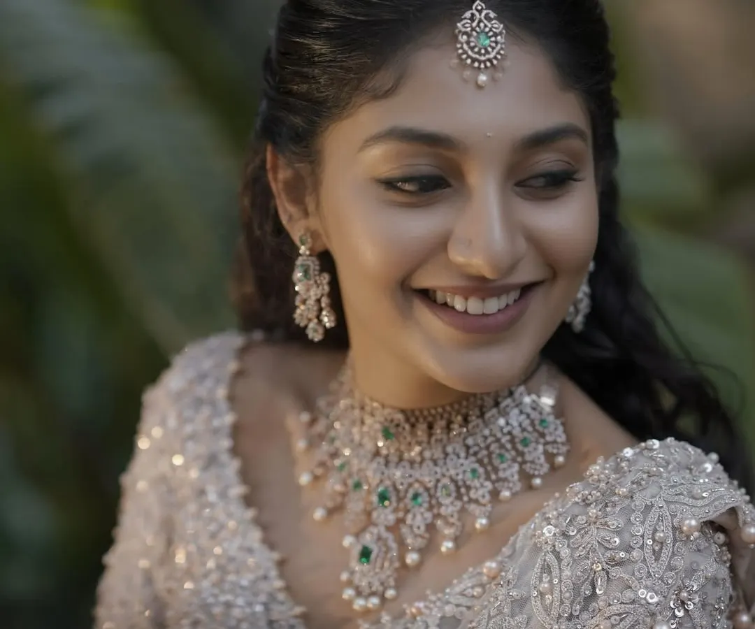 My course also covers modern, elegant looks perfect for receptions and cocktail events. Here, you can see a soft glam style with a focus on luminous skin and a joyful, fresh feel, proving your versatility as an artist.