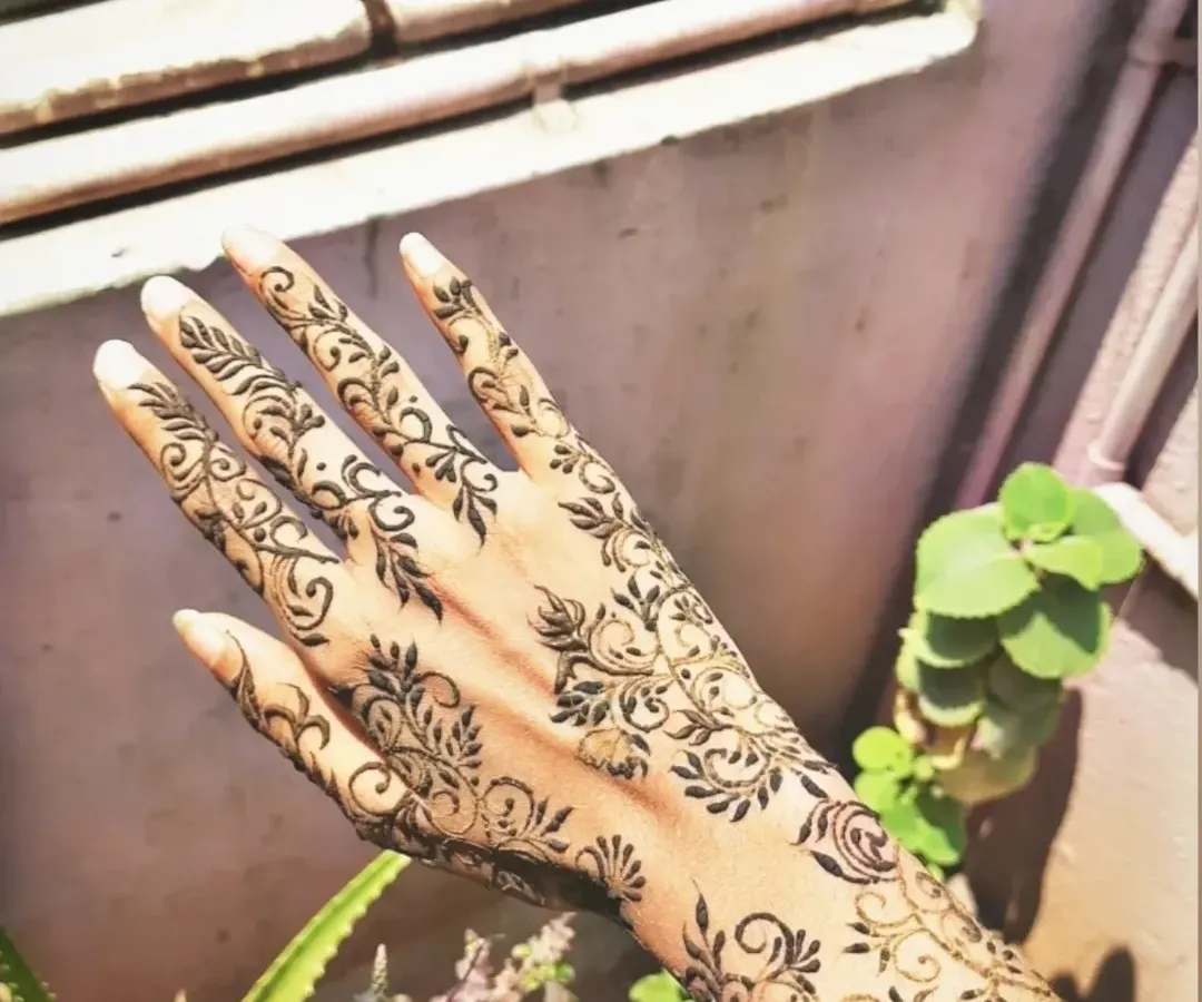 A classic Arabic henna design is always a beautiful choice. This flowing vine or 'bel' pattern runs elegantly along the back of the hand, perfect for any celebration from a sangeet to a festive get-together.
