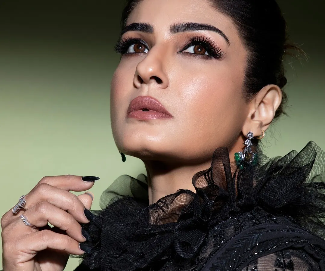 We were honored to create this bold and glamorous look for the stunning Raveena Tandon. This chic, black nail style proves that elegance is all in the details. Get your own celebrity-approved manicure with us.