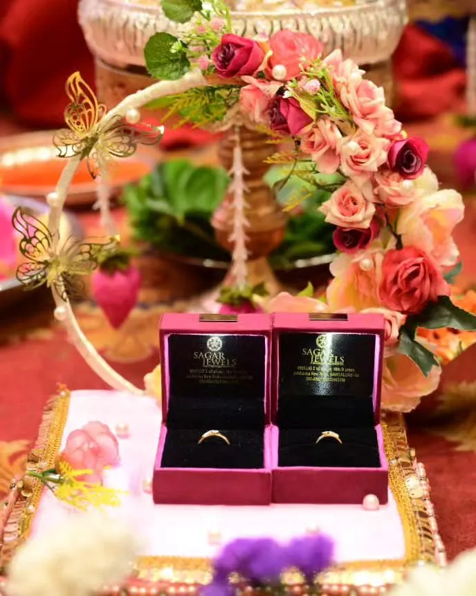 For your engagement, I create exquisite, handmade ring platters. This design features a floral hoop adorned with pearl strings and delicate butterflies, providing a perfect setting to present the rings and capture that special moment.