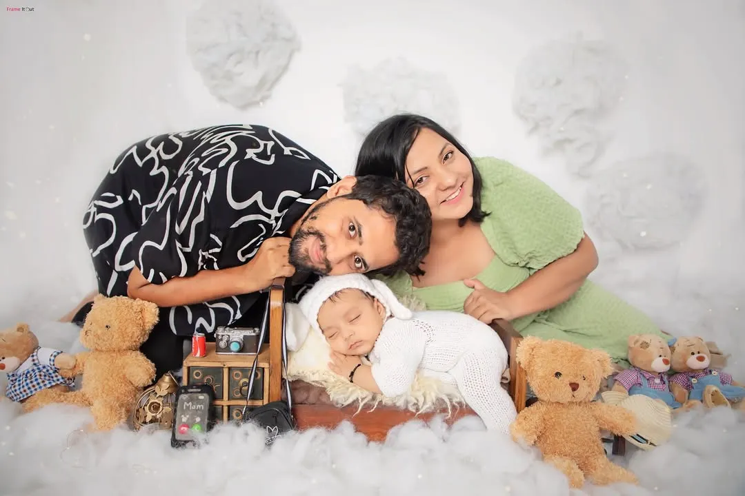 Welcoming a new baby is a celebration for the whole family. I love creating these dreamy, complete family portraits where the love and connection between parents and their newborn shines through.