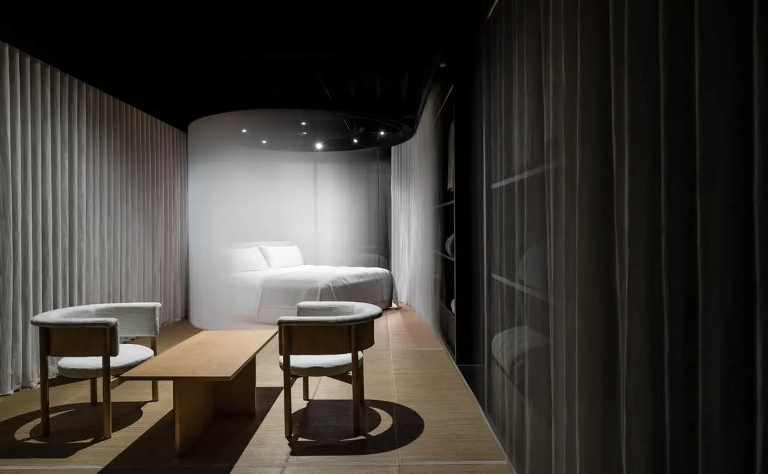 In this retail project, we used ephemeral elements like sheer, motorized curtains to create a sense of discovery. The design creates a serene, pod-like sanctuary for the display bed, separating it from the main space while maintaining a light, veiled connection that invites curiosity.