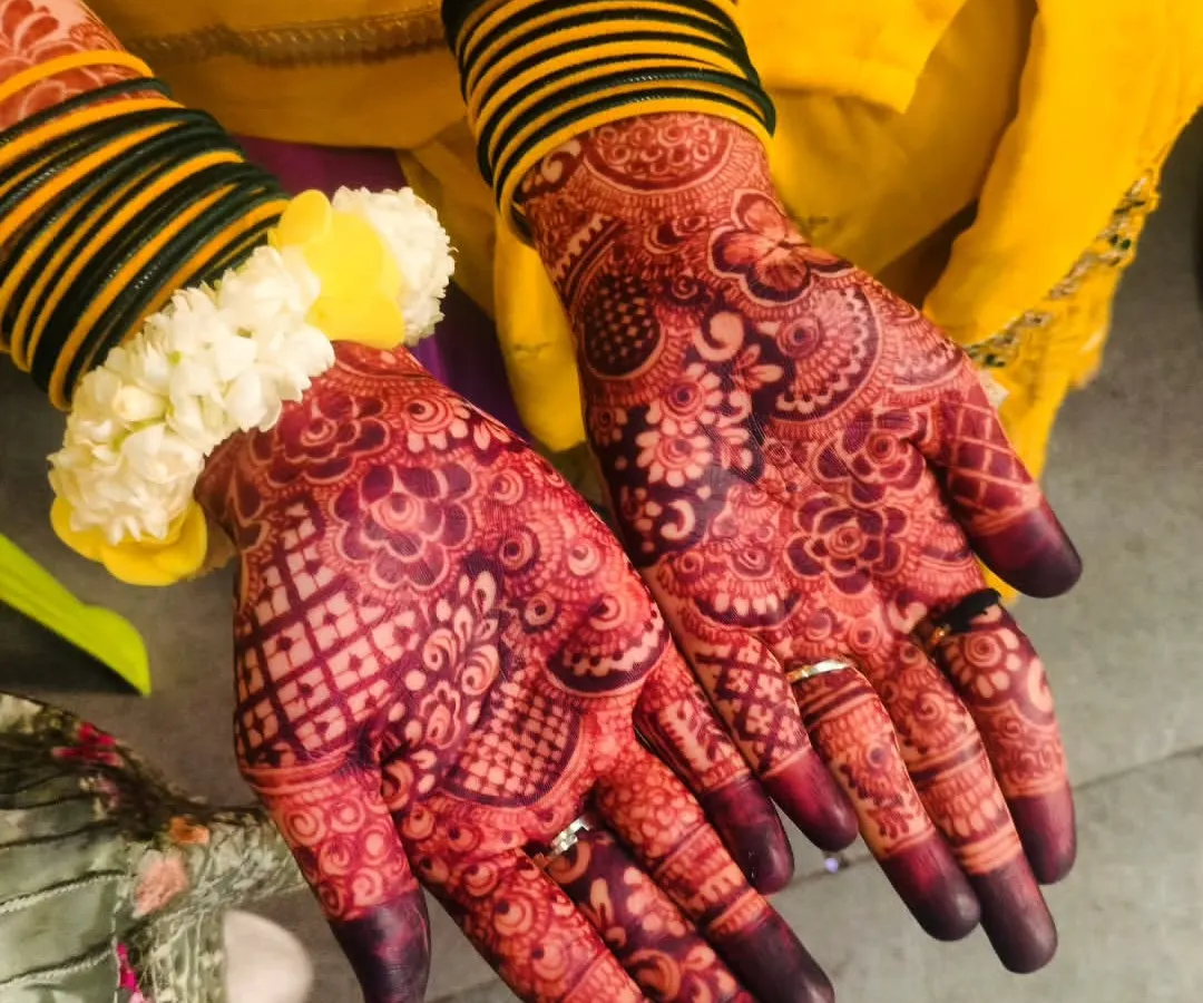 This is the result I aim for every time: a deep, rich reddish-brown henna stain. This beautiful color comes from my 100% organic henna paste, captured here with traditional bangles for a festive look.
