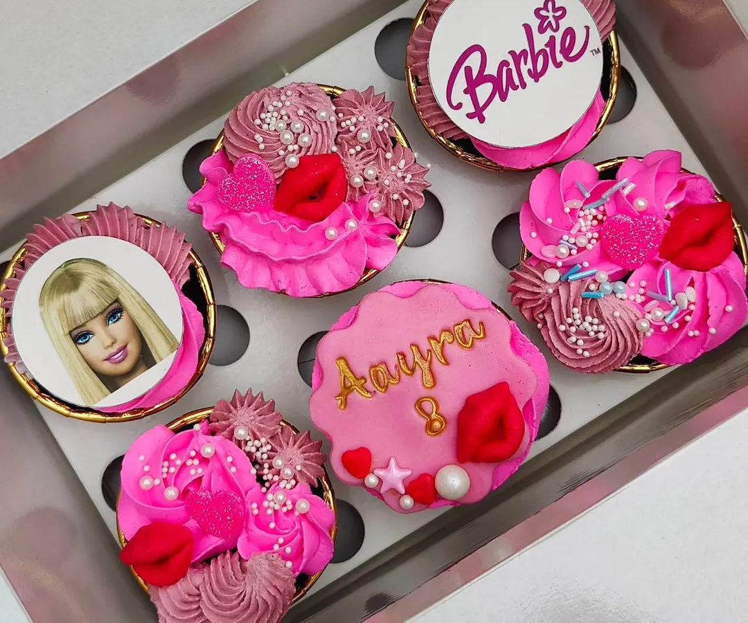 Come on Barbie, let's go party! This set features a mix of detailed frosting work, edible Barbie prints, and fun fondant shapes. It's the perfect way to bring the vibrant, pink world of Barbie to a birthday bash.