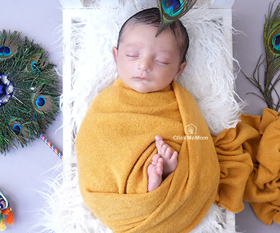 For his first Janmashtami, we celebrated this little one as our own 'Natkhat Nandlal'. I love incorporating cultural themes that are meaningful to your family, complete with details like the peacock feather.