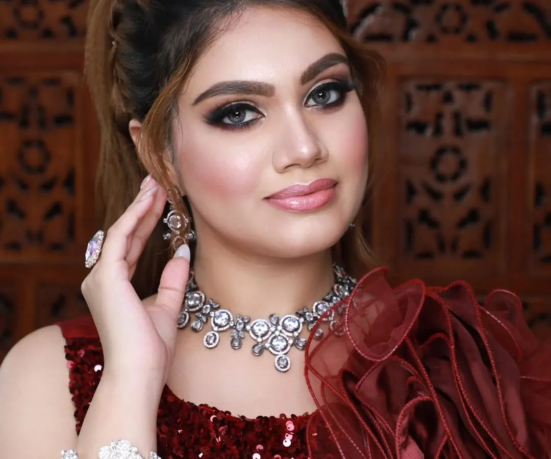 For a sophisticated reception or cocktail party, I create looks that are modern and chic. Here, I’ve used a soft smokey eye with a glossy nude lip, complemented by diamond jewelry, to create an elegant and glamorous party makeup style.