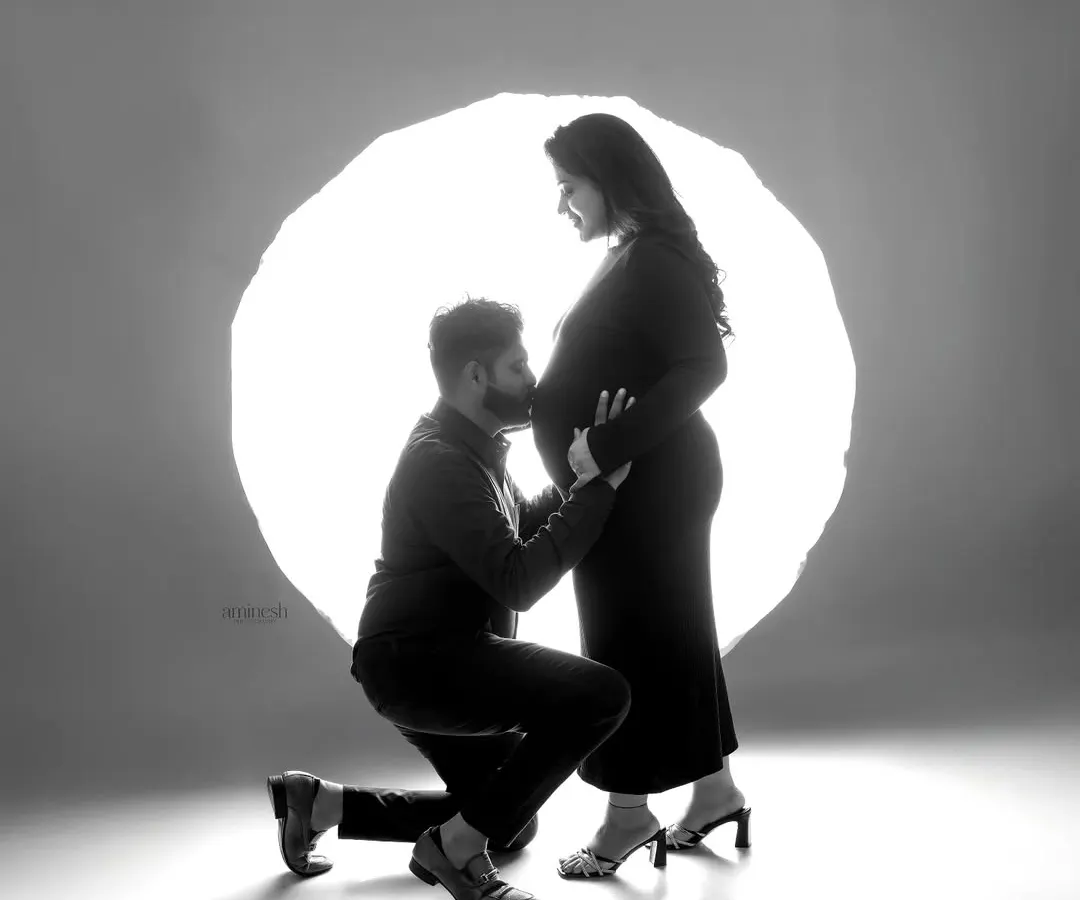 I love creating powerful, artistic silhouettes that focus on connection. This black and white portrait of an expecting couple captures the quiet anticipation and love in a simple, timeless way.