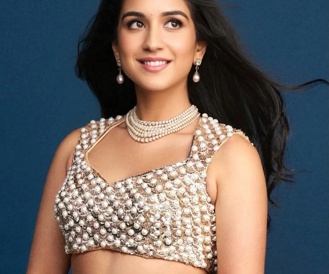 For the lovely Radhika Merchant, I focused on creating a timeless and dreamy look. The key was flawless, glowing skin with a soft touch of pink, proving that elegance often lies in subtlety. This radiant makeup style enhances natural beauty, making it perfect for any high-profile event or celebration.