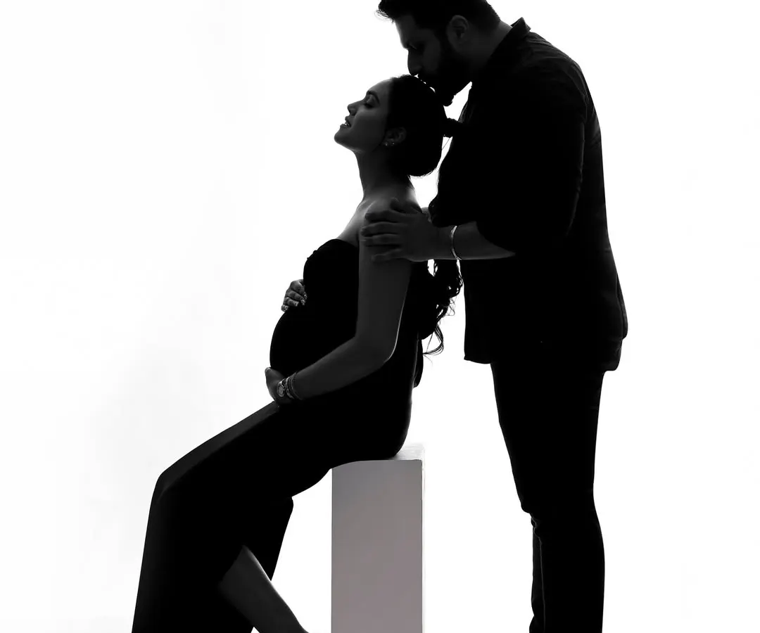 This is the art of anticipation. Using dramatic silhouette lighting, I focus on the beautiful connection between partners and the new life they are waiting for, creating a timeless and emotional maternity portrait.