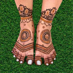 An elegant and clean design for the feet. This piece features a central lotus mandala on each foot with a delicate, jewelry-like pattern around the ankles.