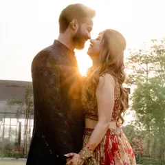 The magic of golden hour light adds a layer of warmth and romance to this intimate moment. My focus is always on finding the best light to complement the emotion, creating timeless couple portraits.