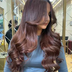The final result of our Mocha Mousse global hair color. This rich, warm brown is perfect for the festive season, adding shine and sophistication.