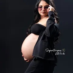 Motherhood is a power move. This modern, confident portrait with a sharp black blazer is for the woman who embraces her strength and style. It’s a bold, fashion-forward take on maternity photography that I absolutely love creating.