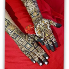This is a wonderful example of personalized bridal art, with custom initials, auspicious symbols, and a beautiful portrait of the bride with her parents.
