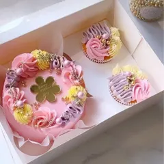 My Mother's Day bento box is one of my most popular gifts. This set features a lovely mini cake and two coordinating cupcakes, all beautifully packaged and ready to make her day extra sweet.
