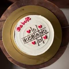 A fun and sweet cake for the "best husband," featuring a tic-tac-toe game of love. It's a playful way to celebrate your partner on their birthday or anniversary.