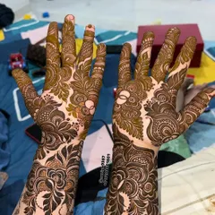 This full-coverage design blends bold florals with delicate, trailing vines. It's a beautiful choice for a festive occasion, ensuring the henna is the star of the show.