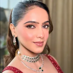 This is the ultimate cocktail glam. I created a dramatic smokey eye with a hint of sparkle under the eye, paired with a glossy nude lip and perfectly sculpted cheeks for a look that’s ready for a night of dancing.