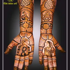 A simple yet elegant bridal design featuring portraits of the bride and groom on each palm. The design is complemented by traditional symbols like the kalash, showcasing a beautiful blend of personal and cultural elements.