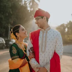 A candid moment of laughter between the couple, captured in the warm glow of the sun. Her smile and his affectionate gaze show the genuine connection that I always aim to photograph during a traditional Maharashtrian pre-wedding shoot.
