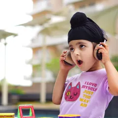 A fun, expressive shot! Capturing genuine reactions like this is key to a successful kids' photoshoot and makes for memorable brand content.