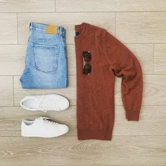For a more relaxed but still put-together date night look, a simple sweater in a warm color paired with jeans and sneakers is a great choice. It's comfortable, approachable, and stylish.