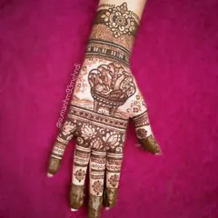 A special design for Krishna Janmashtami, featuring Bala Krishna (baby Krishna) in a basket. This thematic henna is a beautiful way to celebrate the birth of Lord Krishna.