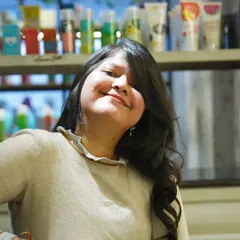 This smile is my biggest reward. A happy client enjoying her fresh, bouncy curls after a styling session is what makes my work so fulfilling.