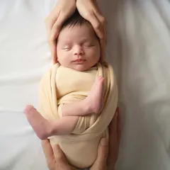 Safely held in your hands, so tiny and new. I focus on creating serene, artistic portraits that celebrate the profound love surrounding your newborn. This is a memory of their first days, preserved forever.