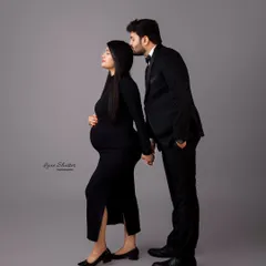This is an example of my elegant studio maternity photography. The focus is on creating a graceful, fine-art portrait using simple, classic outfits and soft lighting to celebrate the beautiful journey to motherhood.