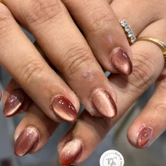 This russet-toned cat-eye gel polish is a whole mood. It's a popular choice for a look that's both trendy and sophisticated, with a magnetic shimmer that shifts in the light.