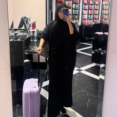 A quick mirror selfie at the airport. Even my travel day outfits are planned to be comfortable and put-together.