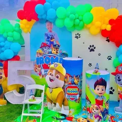 A bright and action-packed Paw Patrol theme. This outdoor setup includes a colorful balloon arch, large cutouts of Chase, Marshall, and Rubble, and a marquee number '5' for the birthday hero.