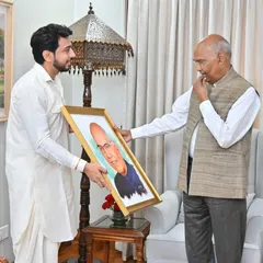 Presenting my hand-painted portrait to former President Shri Ram Nath Kovind ji. His thoughtful examination and appreciation of the artwork was a reward in itself.