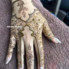 This elegant Arabic-inspired design features delicate vines and leaves, creating a beautiful flow across the hand. It's a perfect choice for someone wanting a non-traditional look.