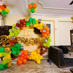 This wider view shows how the circular jungle-themed balloon arch becomes the main centerpiece of the room. It’s a great way to create a dedicated photo corner in your living room, and I can adjust the size to fit your specific space.