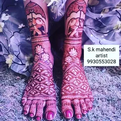 A stunning bridal foot mehendi with a rich, dark stain. The design features royal elephants under an umbrella, with intricate jaal work covering the feet.