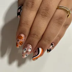A fun and spooky set for Halloween. This design includes hand-painted ghosts, pumpkins, stars, and abstract patterns on long almond-shaped extensions.